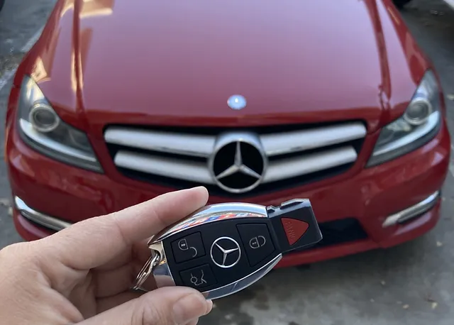 Can I disable the keyless entry feature on my Mercedes-Benz car key?